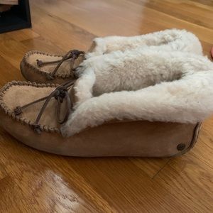 Size 6 women’s ugg slippers